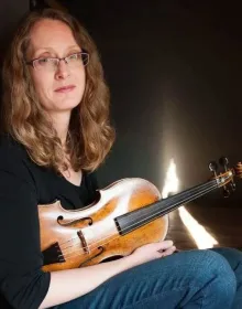 Portrait of Viola musician Rachel Gries