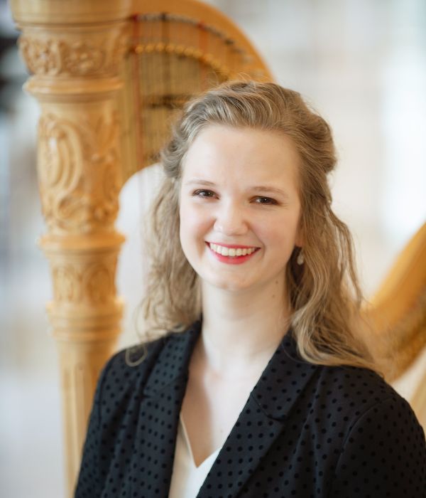 Portrait of Harp musician Melanie Mashner