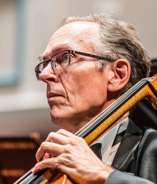 Portrait of Cello musician Joerg Schreiber