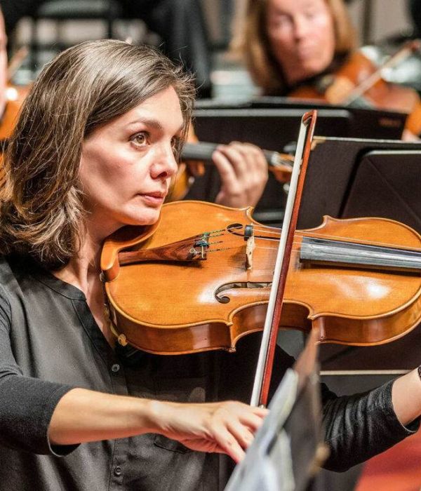 Portrait of Assistant Principal Viola musician Julie Scull