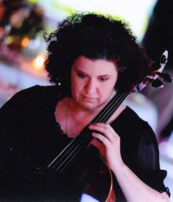 Portrait of Cello musician Lori Honer