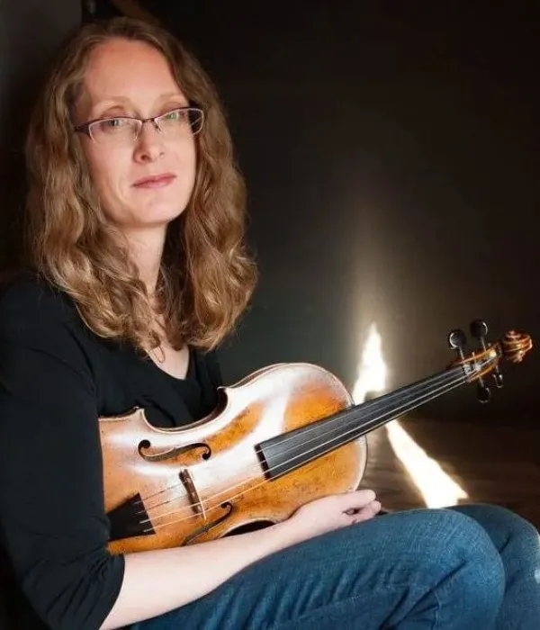Portrait of 
Viola musician Rachel Gries