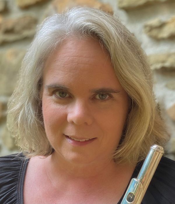 Portrait of ​​Principal Flute musician Tamara Thweatt
