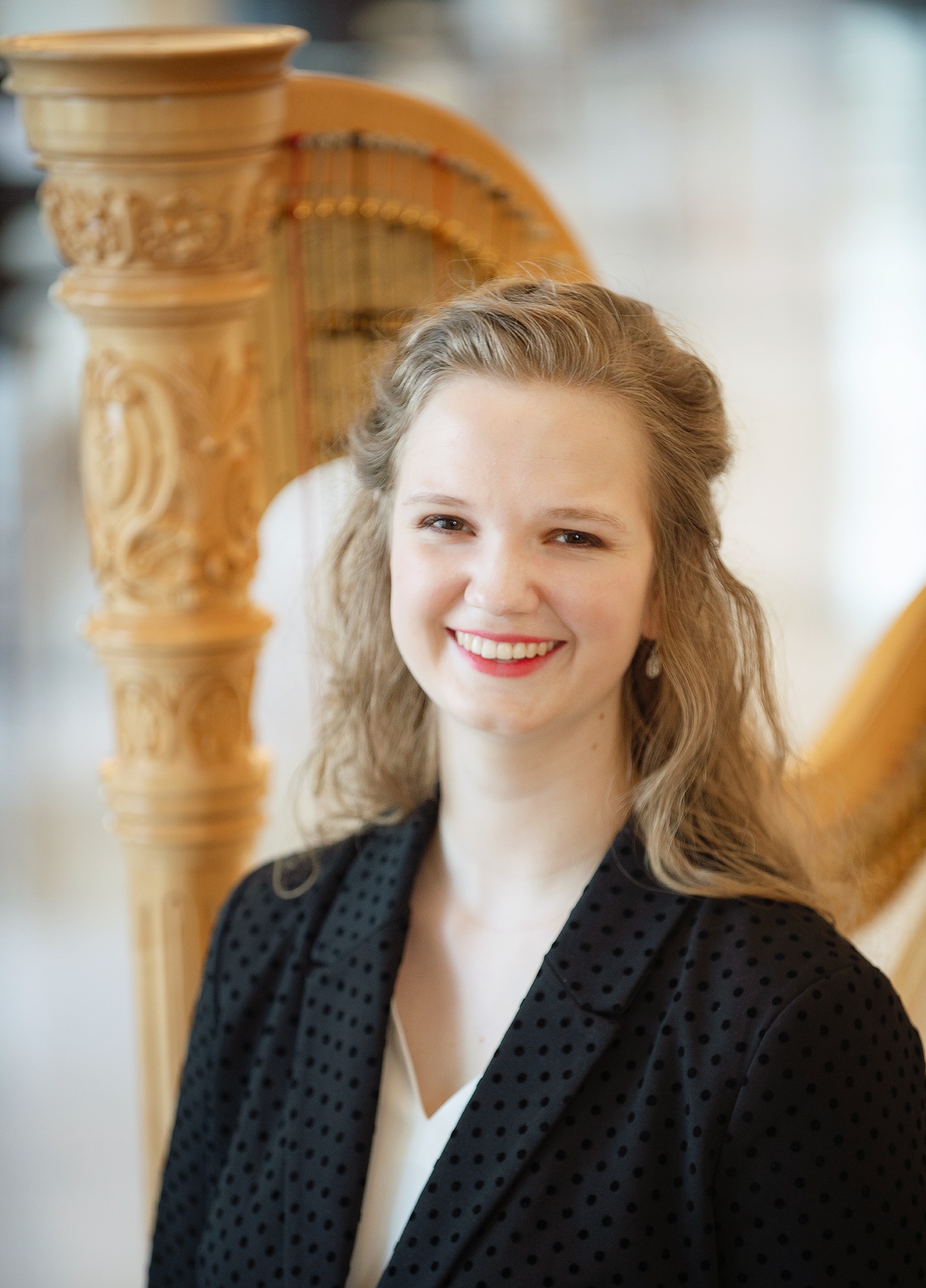 Portrait of Harp musician Melanie Mashner