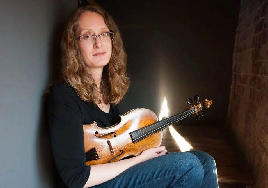 Portrait of Viola musician Rachel Gries