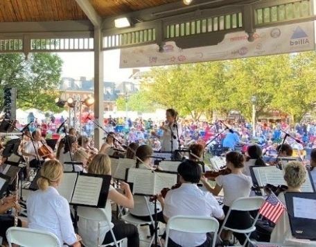 Winter blues fir tree branches wiht words overlaid saying Holiday Pops: Spirit of the Season presented by IU Health Sunday, December 14 2 p.m. Matinee and 7 p.m. Concert